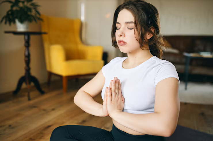 Ambiente sereno preparado para una sesión de yoga suave